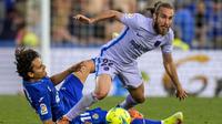 Pemain Barcelona Oscar Mingueza (kanan) berebut bola dengan pemain Getafe Enes Unal pada pertandingan sepak bola La Liga di Stadion Coliseum Alfonso Perez, Getafe, Spanyol, 15 Mei 2022. Pertandingan berakhir imbang 0-0. (AP Photo/Manu Fernandez)