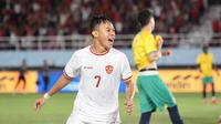 Selebrasi striker Timnas Indonesia U-16, Muhammad Zahaby Gholy setelah mencetak gol pertama ke gawang Timnas Australia U-16 pada laga semifinal Piala AFF U-16 2024 di Stadion Manahan, Solo, Senin (1/7/2024). (Bola.com/Abdul Aziz)