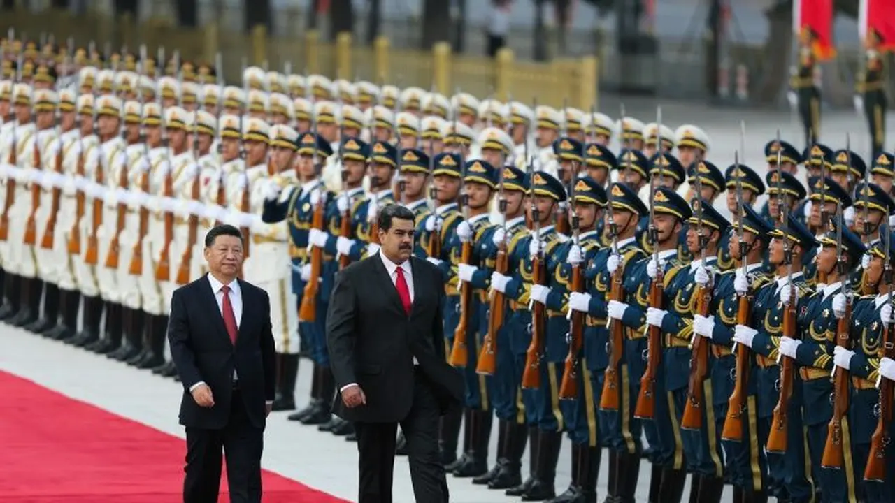 Presiden China Xi Jinping menyambut kedatangan Presiden Venezuela Nicolas Maduro di Beijing (AFP)