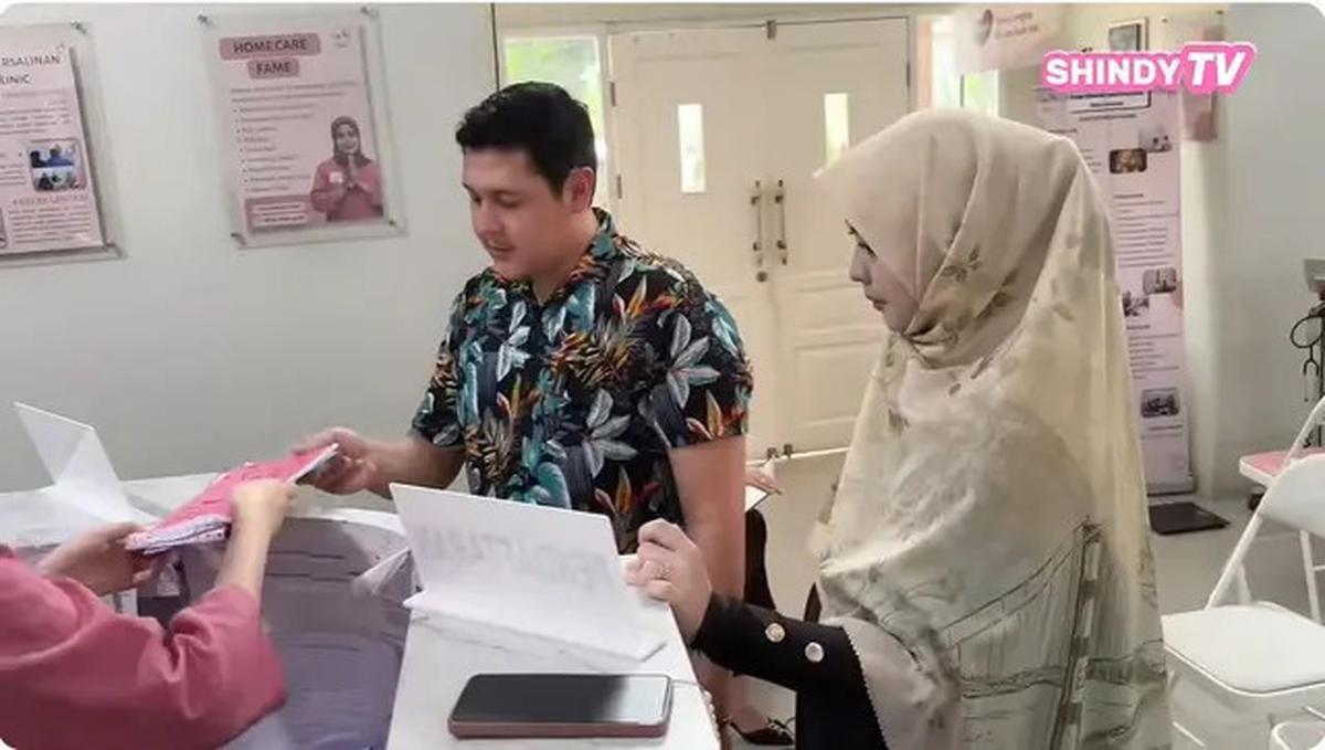 6 Potret Kakak Ria Ricis Periksa Kandungan Ditemani Suami, Bayi Aktif saat di USG