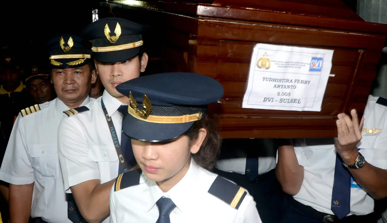 Peti jenazah Yudhistira Febbi Arianto, co pilot pesawat Aviastar tiba di sebuah masjid dekat Bandara Ngurah rai, Bali, Kamis (8/10). Pesawat Aviastar jatuh dan menewaskan 3 kru dan 7 penumpang. (AFP PHOTO/SONNY TUMBELAKA)