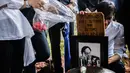 Anak aktor senior Deddy Sutomo, Rendy Surindrapati termenung di pusara sang ayah saat dimakamkan di TPU Tanah Kusir, Jakarta, Rabu (18/4). Deddy Sutomo meninggal dunia karena sakit. (Liputan6.com/Faizal Fanani)