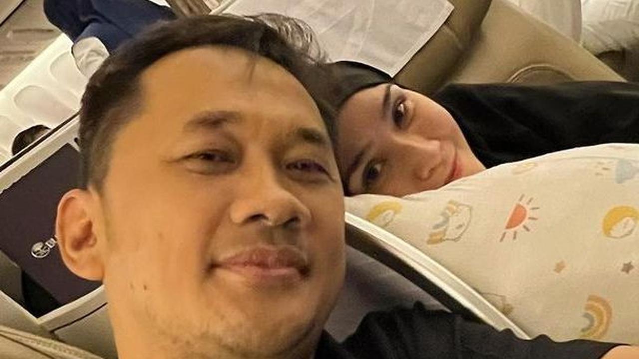 Seperti inilah momen ketika Hanung Bramantyo bersama sang istri saat berada di perjalanan menuju ke Tanah Suci untuk menjalani ibadah haji.