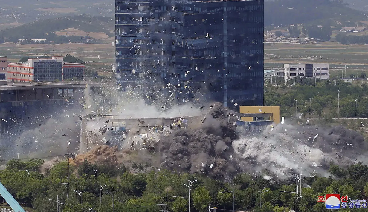 Ledakan kantor penghubung antara Korea Utara dengan Korea Selatan di Kaesong, Korea Utara, Selasa (16/6/2020). Kantor penghubung antara Korea Utara dengan Korea Selatan itu didirikan dua tahun lalu. (Korean Central News Agency/Korea News Service via AP)