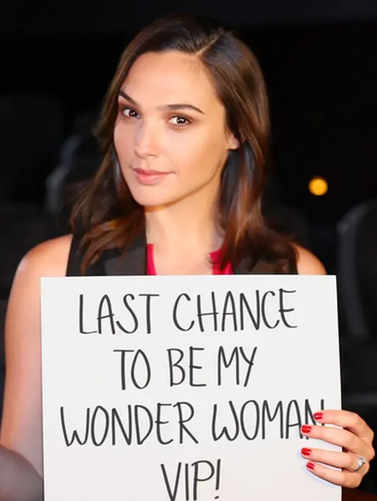 “Kurang tidur malam, mengurus bayi (3 bulan) dan dibangunkan sangat pagi oleh anak ku yang berusia 5 tahun. Setelah itu pergi ke kebun untuk menikmati udara segar sambil ditemani secangkir kopi,” tulis Gal Gadot. (Instagram/gal_gadot)