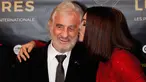 Aktris Monica Belluci menciuma aktor Prancis Jean Paul Belmondo saat menghadiri Lumieres Awards ke-23 di Institut du Monde Arabe" di Paris (5/2). 200 wartawan asing akan memilih film Prancis terbaik setiap tahun di Paris. (AP Photo / Francois Mori)