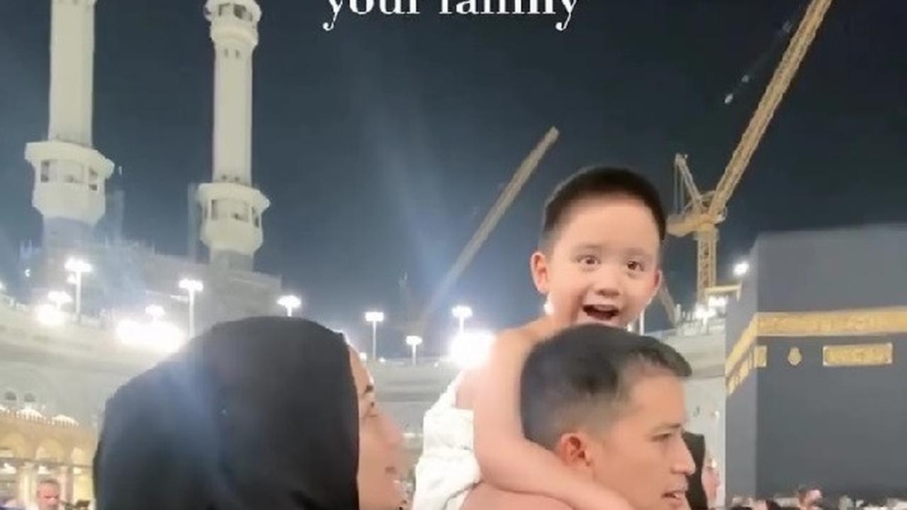 Momen Athar Anak Citra Kirana Ikut Umrah, Digendong Saat Tawaf