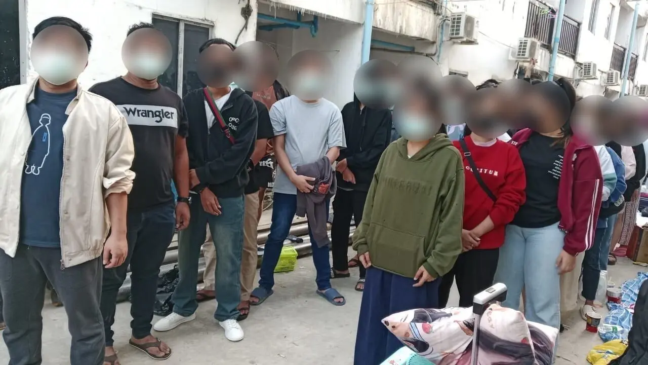 Sebanyak 56 WNI terkait penipuan online dan judi online di Myawaddy, Myanmar, mulai dipindahkan ke Mae Sot, Thailand, sebagai tahap awal pemulangan ke Indonesia.