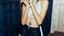 Lisa BLACKPINK mengimbangi gaya gadis kerennya dengan tas tangan emas monogram dan gaya rambut poni khasnya. [Foto: Instagram/lalalalisa_m]