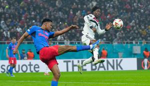 Mainoo benar-benar memanfaatkan betul kesempatan starter yang diberikan Ruben Amorim kepadanya kali ini. Pemain 19 tahun tampil impresif di sepanjang laga. (AP Photo/Andreea Alexandru)