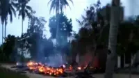 Detik-detik Saat Kampung di Lampung Tengah Dibakar Terekam Video