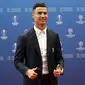 Penyerang Juventus, Cristiano Ronaldo berpose saat menghadiri acara undian penyisihan grup Liga Champions UEFA dan pemain terbaik Eropa di Forum Grimaldi, Monaco (29/8/2019). Ronaldo gagal meraih dua nomine untuk posisi penyerang dan UEFA Men's Player of The Year 2019. (AP Photo/Daniel Cole)