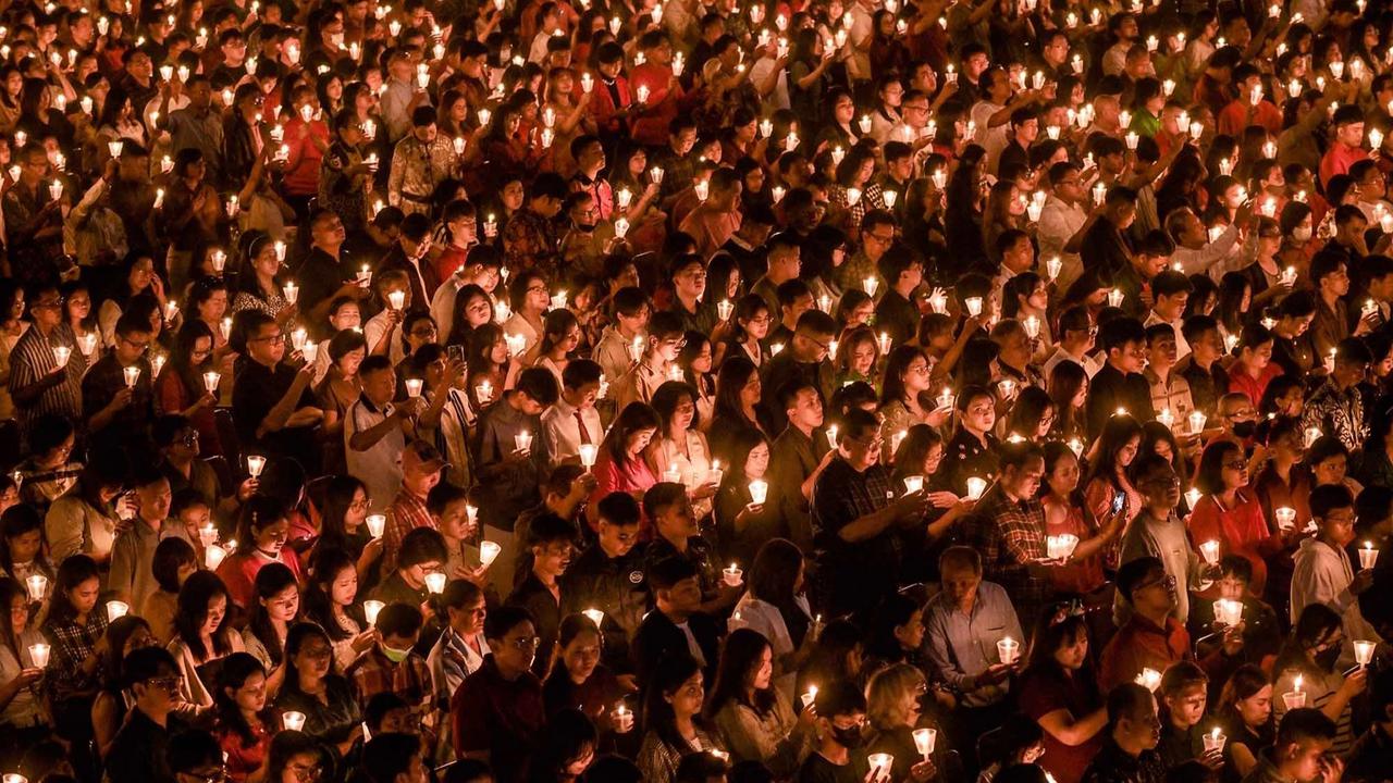 FOTO: Ribuan Lilin Menyala dalam Doa Natal di Gereja Bethany Nginden Surabaya