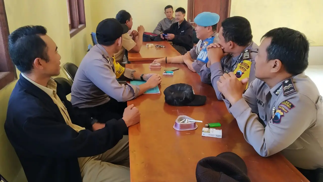 Koordinasi Kepolisian, TNI, pemerintah desa dan pihak terkait lainnya terkait kebakaran Gunung Sumbing. (Foto: Liputan6.com/Polsek Kalikajar/Muhamad Ridlo)