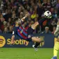 Bek Barcelona, Jordi Alba mencoba untuk mencetak gol melewati kiper Almeria Fernando selama pertandingan lanjutan La Liga Spanyol di stadion Camp Nou di Barcelona, Spanyol, Minggu (6/11/2022). Barcelona menang atas Almeria dengan skor 2-0. (AP Photo/Joan Monfort)