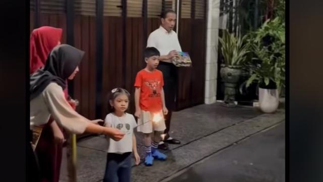 Jokowi Rayakan Tahun Baru dengan Main Kembang Api Bareng Cucu, Ekspresi Paspampres Bikin Salah Fokus.  foto: TikTok @menujuindonesiamaju