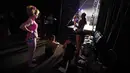 Penari bersiap mengikuti kejuaran Pacific Pole 2017 di Convention Center di Los Angeles, California (8/4). Pole dancing sekarang telah tumbuh menjadi sebuah gaya hidup sehat di masyarakat urban. (AFP Photo/Mark Ralston)