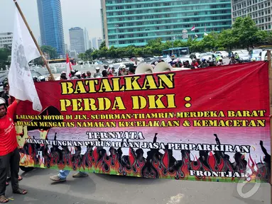 Para pengendara motor saat menutup jalan MH Thamrin, Jakarta, Minggu (22/12/2014). (Liputan6.com/Johan Tallo)