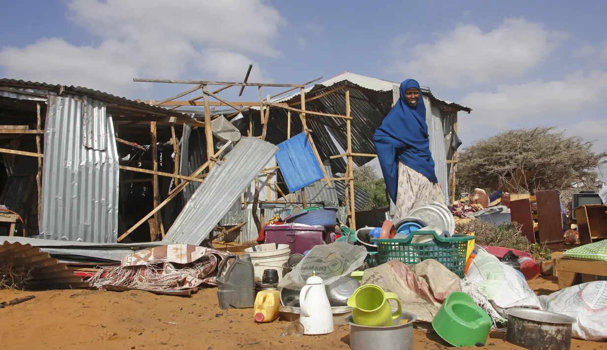 Seorang wanita berdiri di samping rumahnya yang hancur setelah serangan terhadap kantor polisi distrik Kahda di Mogadishu, Somalia (16/2/2022). Serangan oleh kelompok ekstremis al-Shabab menewaskan lima orang dan melukai 16 orang. (AP Photo/Farah Abdi Warsameh)