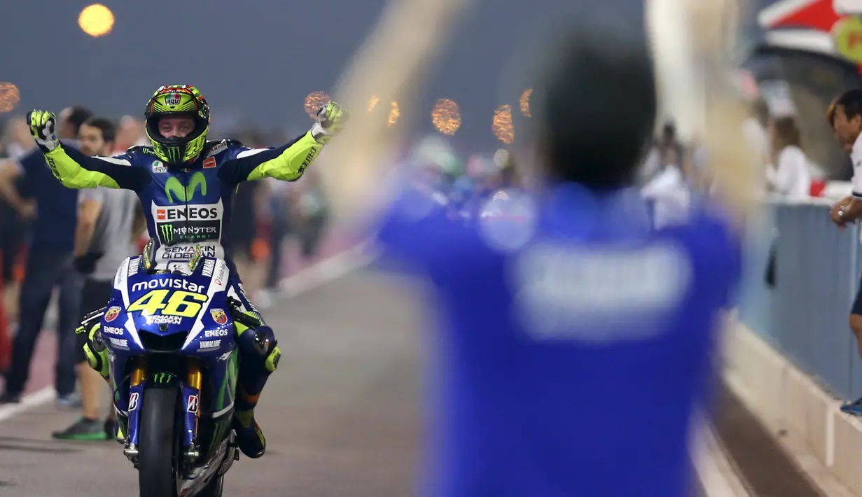 Selebrasi Valentino Rossi saat memastikan diri finis di podium pertama GP Qatar (REUTERS/Fadi Al-Assaad)