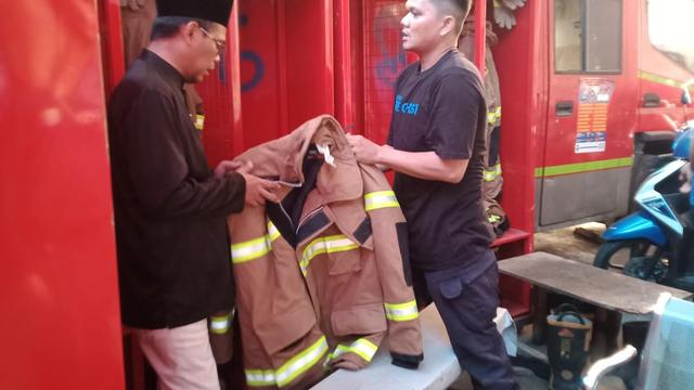 Anggota DPKP Kota Depok, Sandi Butar Butar menjelaskan sejumlah alat yang rusak kepada Wakil Wali Kota Depok, Imam Budi Hartono di UPT DPKP Cimanggis, Depok.