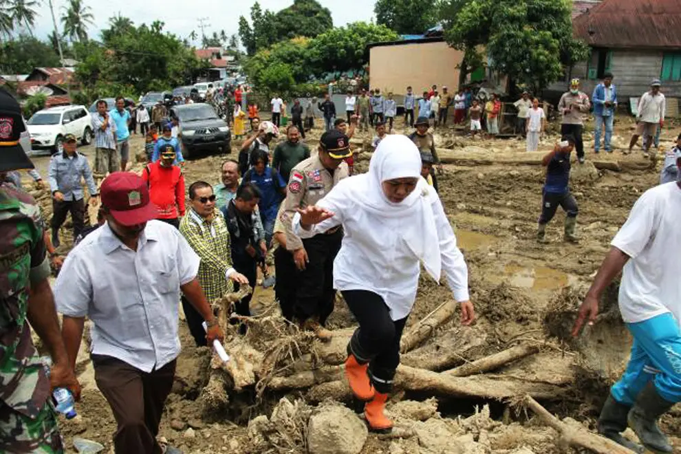 Mensos Khofifah Indar Parawansa mengunjungi korban longsor dan banjir bandang di Aceh Tenggara. (Foto: Humas Kemensos)