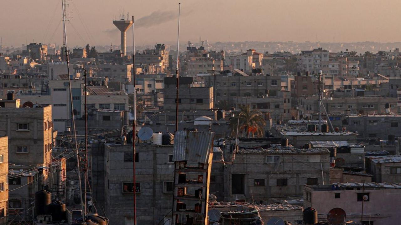 Serangan Israel ke bagian utara dan selatan Jalur Gaza ini masih gencar dilakukan pada Selasa (16/1/2024). Serangan itu dilancarkan sehari setelah menteri pertahanan negara zionis mengatakan, fase intensif pertempuran Israel melawan Hamas segera selesai.<