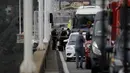 Polisi mengamankan bus yang disandera seorang pria bersenjata di jembatan yang menghubungkan Kota Niteroi dengan Rio de Janeiro, Brasil, Selasa (20/8/2019). Penyandera berhasil dilumpuhkan oleh penembak jitu dari pasukan elite dan semua sandera selamat. (AP Photo/Leo Correa)