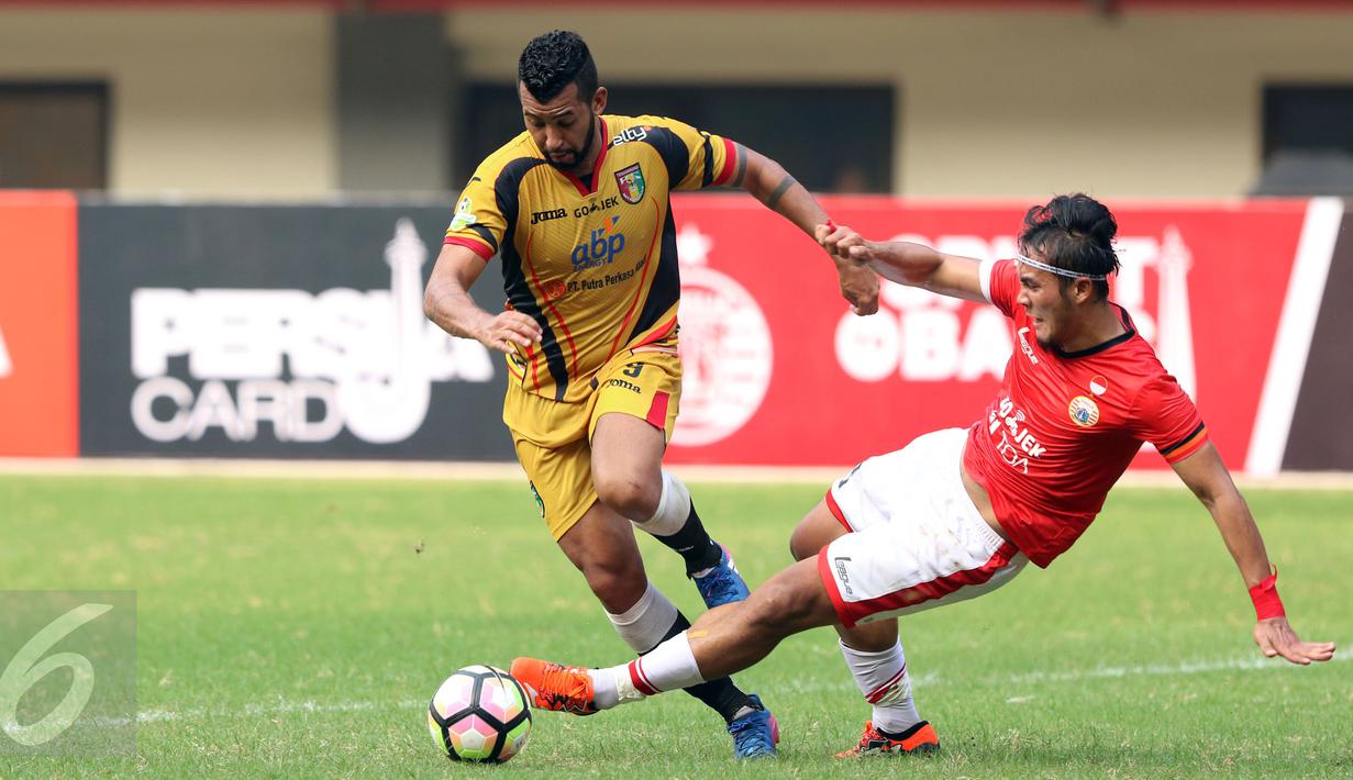 Bek Persija, Gunawan DC (kanan) berusaha menahan gelandang Mitra Kukar, Marclei Cesar Chaves Santos saat laga Liga 1 Indonesia di Stadion Patriot Candrabhaga, Bekasi, Minggu (14/5). Laga kedua tim berakhir imbang 1-1. (Liputan6.com/Helmi Fithriansyah)