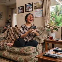 Ciri Kepribadian Orang yang Selalu Menyalakan Musik saat Sendirian di Rumah (AI generated)