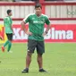 Ekspresi pelatih Persebaya, Alfredo Vera saat memimpin sesi latihan tim jelang laga Gojek Liga 1 bersama Bukalapak di Stadion PTIK, Jakarta, Senin (25/6/2018). Persebaya akan melawan Persija 26 Juni 2018. (Bola.com/Nick Hanoatubun)