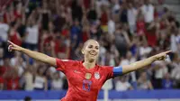Striker timnas putri AS Alex Morgan merayakan gol ke gawang Inggris pada semifinal Piala Dunia Wanita 2019 di Stade de Lyon, Selasa (2/7/2019) atau Rabu dini hari WIB. (AP Photo/Alessandra Tarantino)