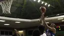 Pemain Satria Muda, Arki Dikania, berusaha mencetak poin saat menghadapi NSH Jakarta pada laga semi final IBL 2019 di GMSB Kuningan, Jakarta, Jumat(8/3). (Bola.com/Yoppy Renato)