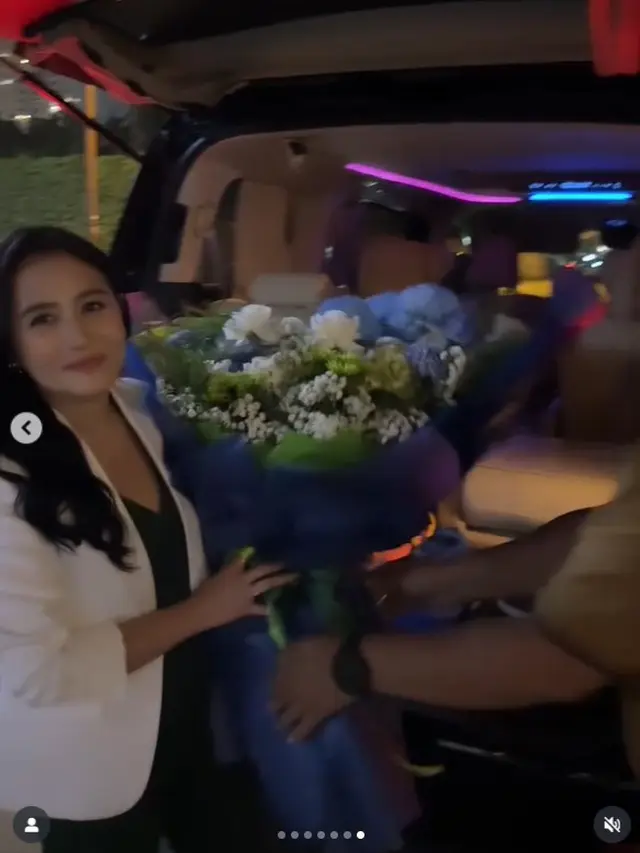 6 Gaya Prilly Latuconsina di Premiere 'Tinggal Meninggal', Kompak Bareng Keluarga Omara Esteghlal