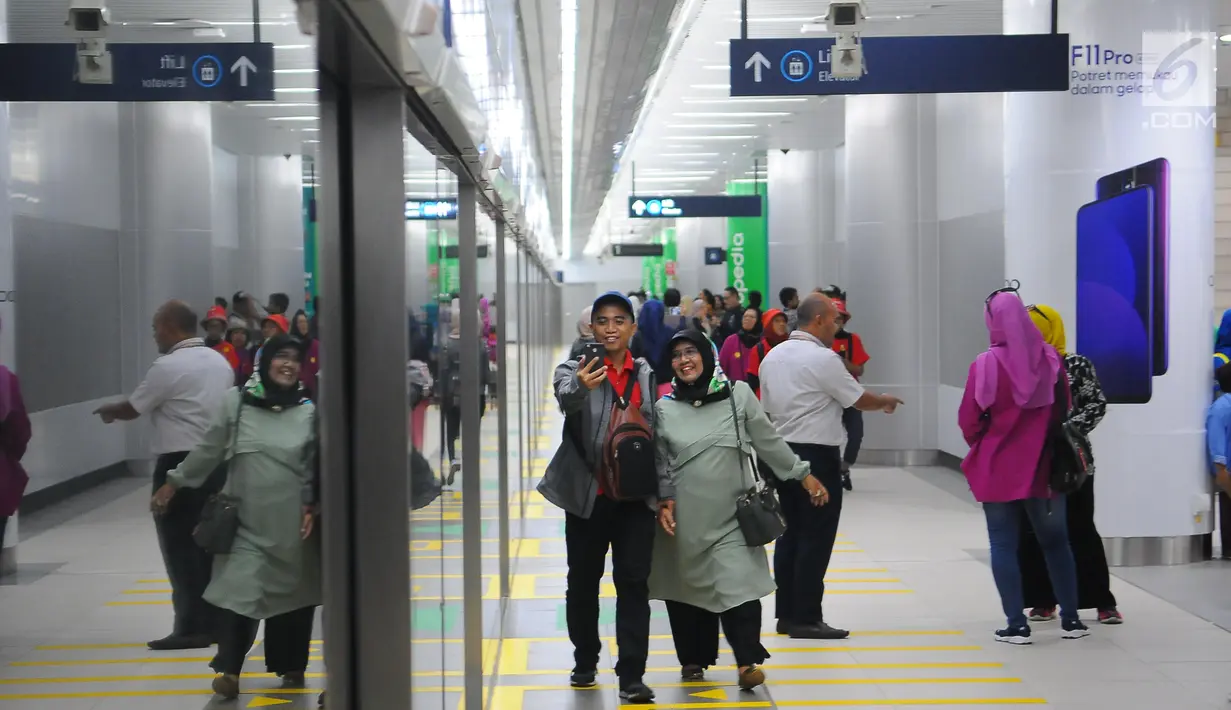 Warga berselfie di stasiun MRT Bundaran HI, Jakarta, Selasa (19/2). Stasiun Lebak Bulus memiliki konsep Green Valley, stasiun Haji Nawi dengan konsep Betawi Culture dan stasiun Bundaran HI yang berkonsep International Style. (Liputan6.com/Angga Yuniar)