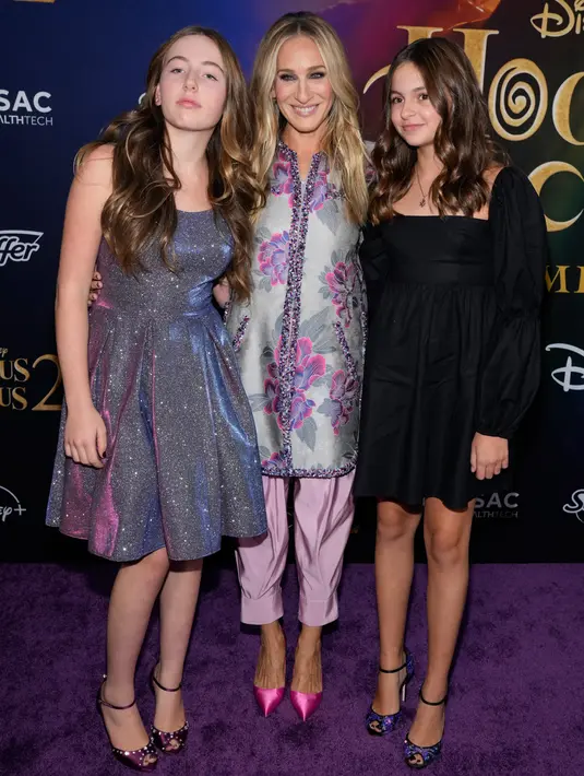 Sarah Jessica Parker (tengah) bersama putrinya Marion Loretta Elwell Broderick (kiri) dan Tabitha Hodge Broderick menghadiri pemutaran perdana film Hocus Pocus 2 di AMC Lincoln Square, New York, Amerika Serikat, 27 September 2022. Parker Melengkapi penampilannya dengan sepasang sepatu pumps magenta dan clutch biru tua. (Photo by Charles Sykes/Invision/AP)