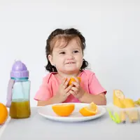 Kemampuan makan anak bukan hanya soal mau atau tidaknya mencoba makanan baru, tetapi juga berkaitan erat dengan kekuatan dan koordinasi otot mulut. Pada beberapa anak, proses mengunyah, menghisap, hingga menelan bisa menjadi tantangan tersendiri. (foto/dok: freepik)