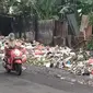 Tumpukan sampah hampir ke badan jalan di TPS Kelurahan Boyolangu (Hermawan Arifianto/Liputan6.com)