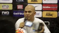 Herrie Setiawan saat memberikan keterangan kepada media pada laga Torabika SC 2016 di Stadion Gelora Bandung Lautan Api, Sabtu (18/6/2016). (Bola.com/Nicklas Hanoatubun)