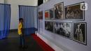 Seorang anak melihat foto sejarah pada Pameran Retrospeksi di museum Kebangkitan Nasional di Jakarta, Sabtu (21/5/2022). Pameran Retrospeksi tersebut dalam rangka memperingati hari Kebangkitan Nasional yang berlangsung dari tanggal 20 Mei - 18 Juni 2022. (Liputan6.com/Johan Tallo)