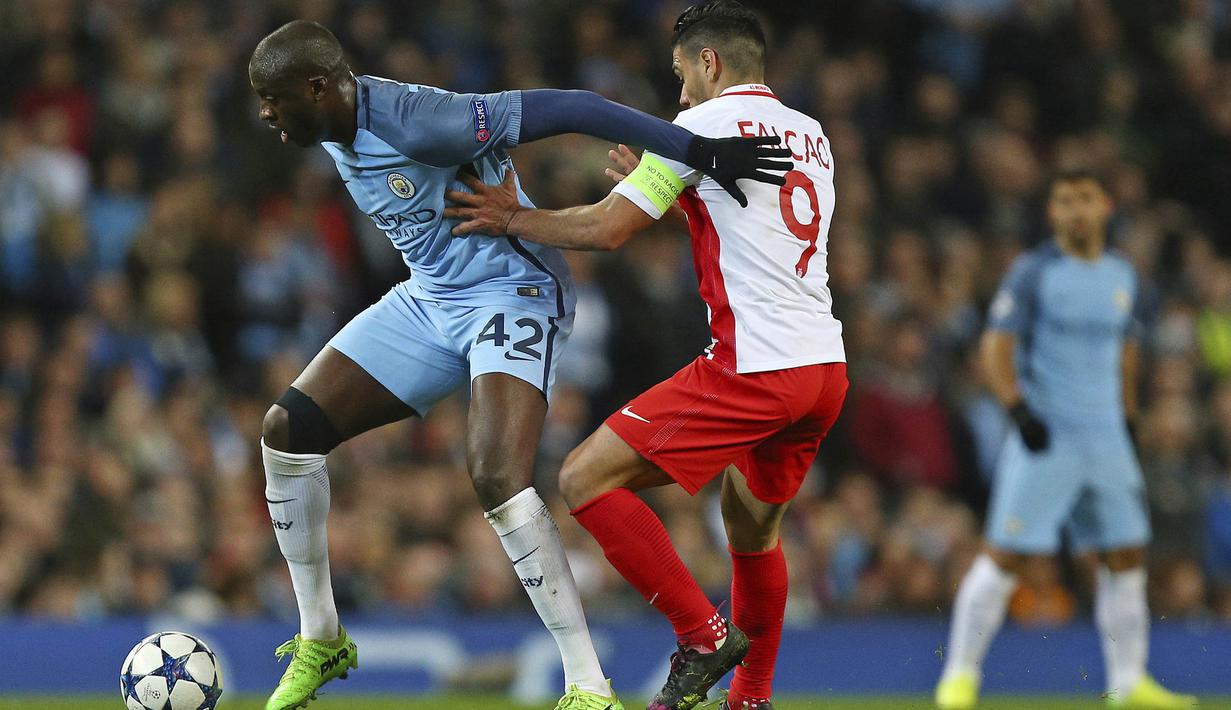 Gelandang Manchester City, Yaya Toure, berusaha melewati hadangan striker Monaco, Radamel Falcao. Pada laga ini City turun menggunakan formasi 4-1-4-1, sementara Monaco memakai skema 4-4-2. (AP/Dave Thompson)