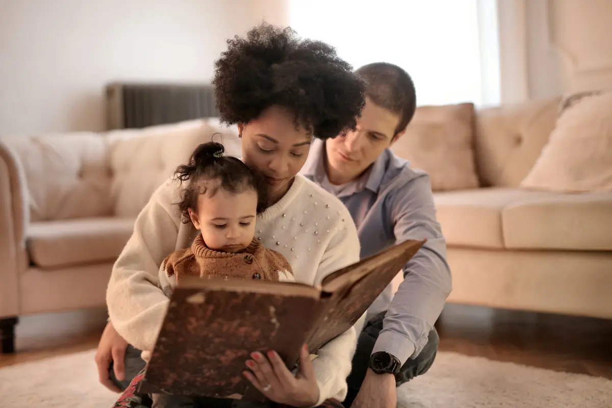 Orang tua membaca buku dengan anak