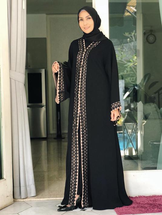 Kalau yang satu ini ada Fenita Arie yang sudah memutuskan berhijab sejak awal tahun 2018. Keputusannya ini sempat mengagetkan bagi sang suami, Arie Untung. Namun Arie sangat mendukung keputusan istrinya ini. (Instagram/fenitarie)