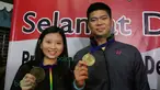 Praveen Jordan dan Debby Susanto memegang medali juara All England saat tiba di Bandara Soekarno-Hatta, Tangerang, Rabu (16/3/2016). (Bola.com/Nicklas Hanoatubun)