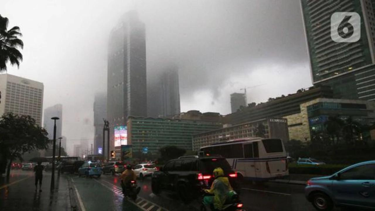 Cerita Pekerja Jakarta Berjuang ke Kantor di Saat Hujan Deras Mengguyur Pagi Hari