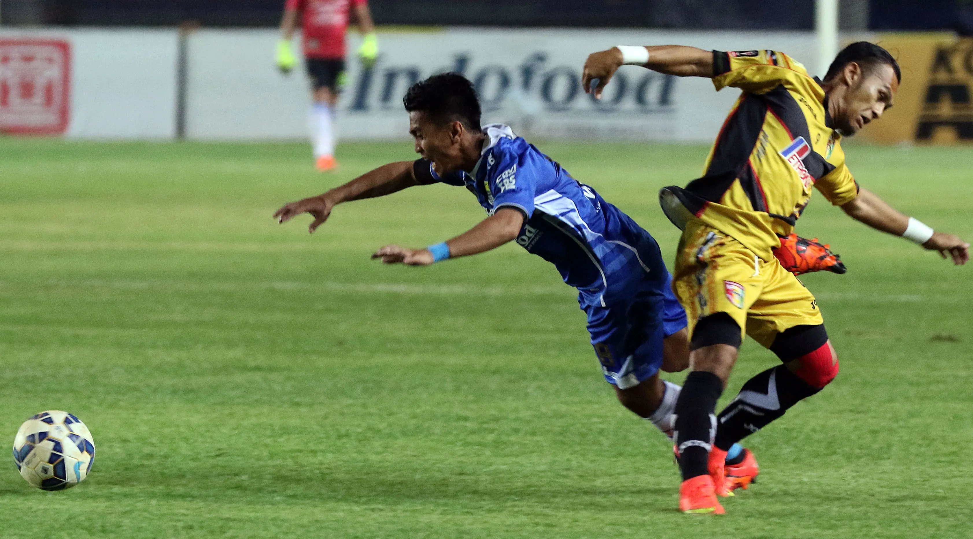 Airlangga Sucipto (kanan) saat berseragam Mitra Kukar, berhadapan dengan Persib. (Liputan6.com/Helmi Fithriansyah)