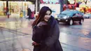 Gaya berbusana Syahnaz selama berada di luar negeri memang kece dan modis banget. Nggak berlebihan, begini lah saat Nanas mengenakan jaket tebal dan sarung tangan berwarna cokelatnya. (Instagram/syahnazs)