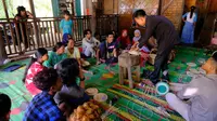 Sejumlah Orang Rimba sedang belajar menganyam rotan di  Pusat Pendidikan Belajar Mengajar (PKBM) Bunga Kembang di Sarolangun, Jambi, Selasa (19/7/2020). Produk kerjaninan dari rotan ini menjadi sumber ekonomi alternatif bagi Orang Rimba di tengah semakin menyempitnya ruang hidup mereka di dalam hutan. (Liputan6.com/dok KKI Warsi)