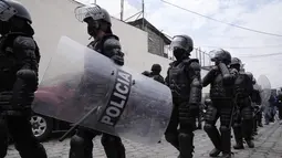 Polisi tiba di Pusat Penahanan Sementara Nomor 1 di mana terjadi kerusuhan di Quito, Ekuador (25/10/2021). Pihak berwenang melaporkan beberapa narapidana terluka. (AP Photo/Dolores Ochoa)