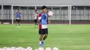 Kadek Arel dalam latihan Timnas Indonesia U-20 di Stadion Madya, Jakarta Pusat, pada Minggu (22/9/2024) malam WIB. (Bola.com/Abdul Aziz)